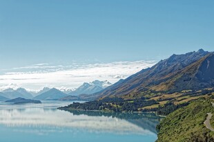 湖畔青山美景如画