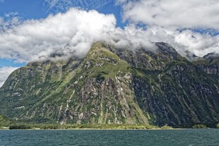 壮丽高山与蓝天碧水景观