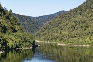 青山环抱的静谧河流