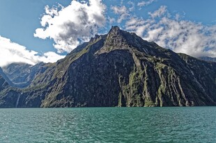 壮丽山水间的湖光山色