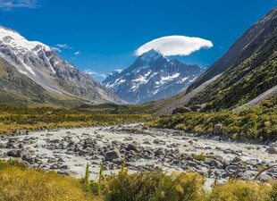 壮丽雪山山谷自然风光