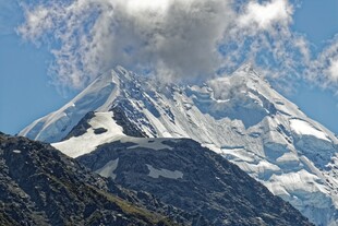 巍峨雪山壮丽景致
