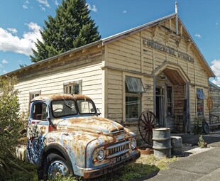 复古小屋旁的老旧汽车