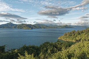 湖畔山林美景