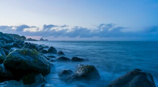 海边礁石静谧的蓝色景致