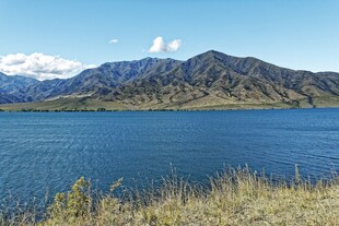 湖畔风光远山近水美景