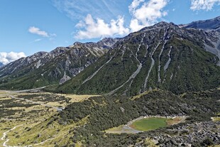 壮丽高山与开阔谷地景观