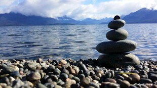 湖畔石堆静谧自然之景