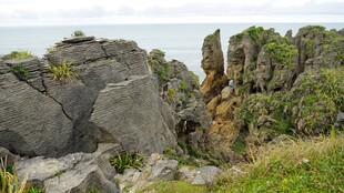 海岸嶙峋岩石景观