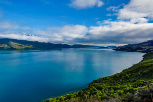 美丽湖景与青山蓝天