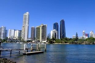 黄金海岸城市滨水风光