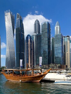 迪拜海滨的传统帆船与高楼
