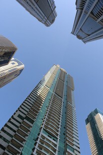 仰视都市摩天高楼群