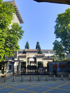校园建筑前的绿树蓝天