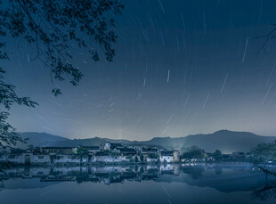 静谧湖畔夜景