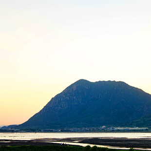 黄昏下的巍峨山峦