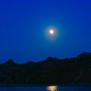 月夜湖面与远山美景