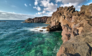 海边嶙峋岩石与碧蓝海水