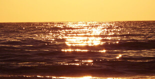 海上夕阳洒金波光粼粼