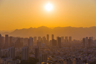 夕阳下的繁华都市景观