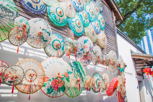 多彩传统团扇悬挂展示