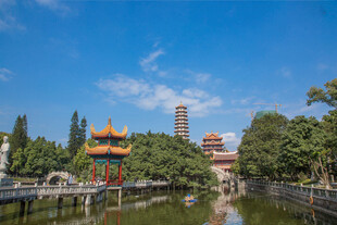 湖岸楼阁与古塔