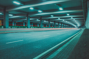 地下停车场内的空旷道路