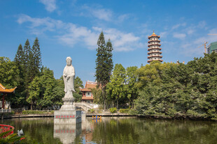 湖畔佛像与古塔风景