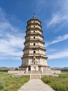 古老多层宝塔屹立于草地