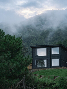 山间云雾中的现代小屋