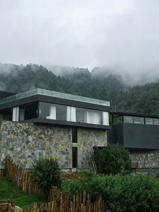 山间石砌现代风住宅