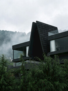 山间云雾中的现代风格建筑