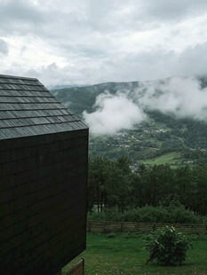 山间小屋云雾缭绕美景
