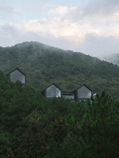 山间云雾缭绕的几座小屋