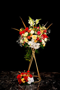 精美三角架花艺装饰作品