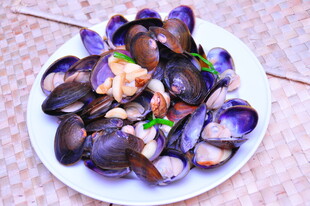 一盘美味紫壳贻贝