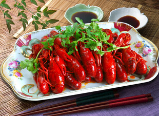 美味小龙虾摆盘精致