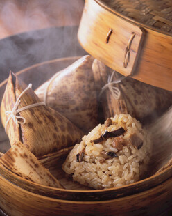 蒸笼里的美味传统粽子