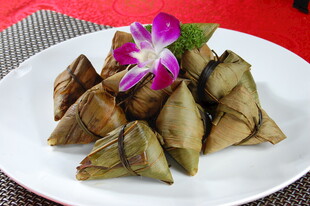 美味粽子摆盘一朵花点缀