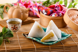 传统美味粽子摆放在竹席上