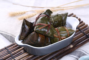 传统美味粽子摆于瓷碗中