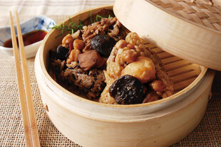 美味竹制蒸笼里的特色佳肴