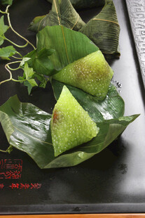 新鲜粽叶包裹的美味粽子