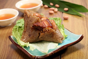 美味传统粽子配茶饮
