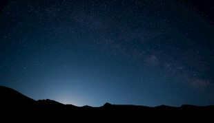 夜幕下的山峦与星空