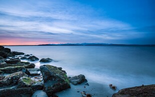 海边暮色下的礁石美景