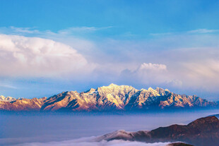 壮丽雪山云海景观