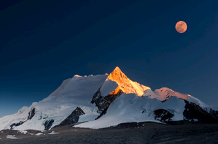 雪山月夜美景