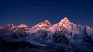 雪山日出美景