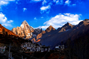 壮丽雪山下的村落美景
